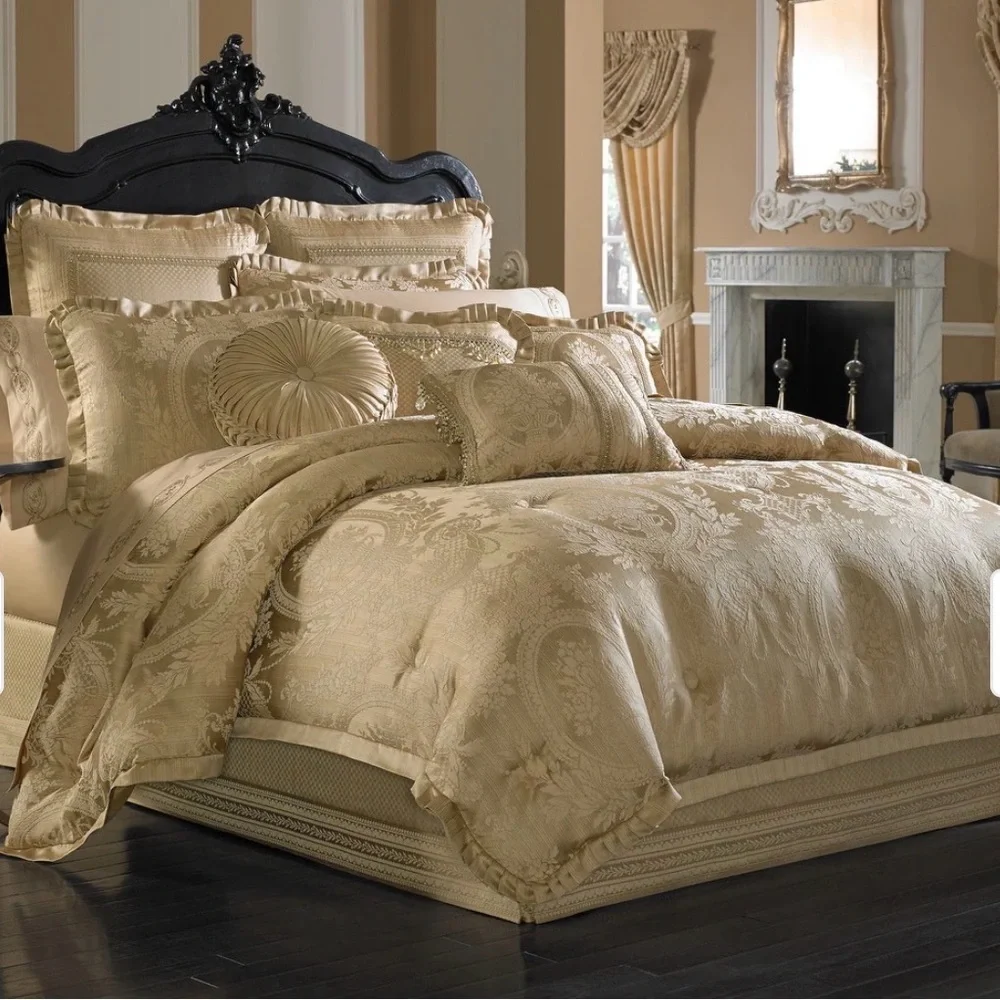 J. Queen New York Five Queens Court Napoleon Comforter Set - CAL- King. NEW